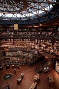 「魔導書もありそう」旅行で訪れた石川県立図書館に足を踏み入れると…　約8万冊の本に囲まれる建築美に興奮