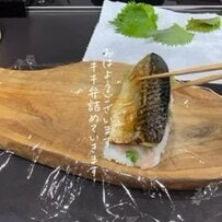 【焼き鯖寿司弁当】うどんも添えられた和のお弁当が「初夏バージョンなお弁当」と話題