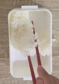 【寝坊した会社員】朝早くからでも作れる！ソーセージをごはんにドーンと乗せた「のっけ弁当」が話題