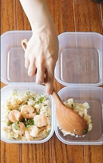 【まるごと冷凍弁当】エビチャーハンを詰めたお弁当が話題　コロコロのちくわウインナーのおかずも反響