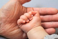 生後100日の赤ちゃんを収めた1枚が話題　貫禄がありすぎる姿に「大物の風格」