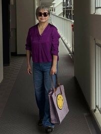 【60代マダム】〈パープル×ブルー〉のコントラストが美しい大人カジュアルコーデを披露！遊び心あふれる小物使いが素敵