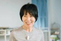 栗原はるみ センスあふれる「バラ」の生け方に「とってもおしゃれ」の声。庭で咲いた花をガラス花器でシンプルに。散りゆくカイドウの「花の絨毯」も紹介