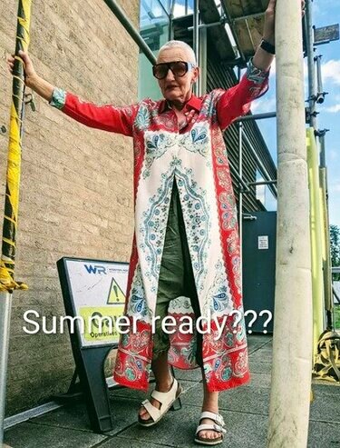 ペイズリー柄シャツワンピース」の着こなしがおしゃれ！海外マダムの