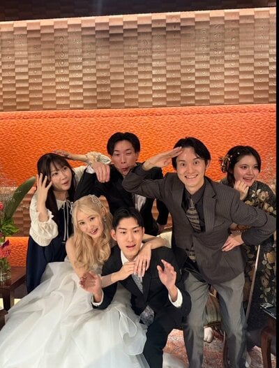 子ども時代とそっくりなポーズが微笑ましい