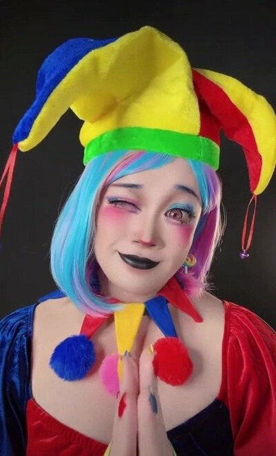 ピエロ帽と水色のウィッグをかぶって完成した姿