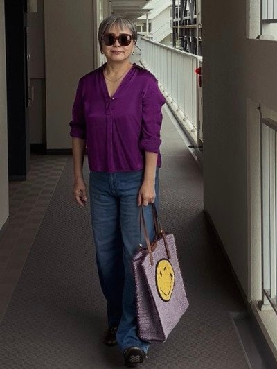 【60代マダム】〈パープル×ブルー〉のコントラストが美しい大人カジュアルコーデを披露！遊び心あふれる小物使いが素敵