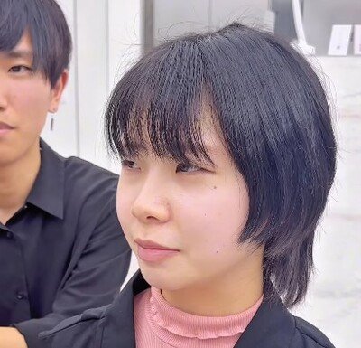 「かっこよすぎず可愛すぎず…」いつものスタイルに飽きた女性が変身！ふんわりとした丸みのあるショートヘアに