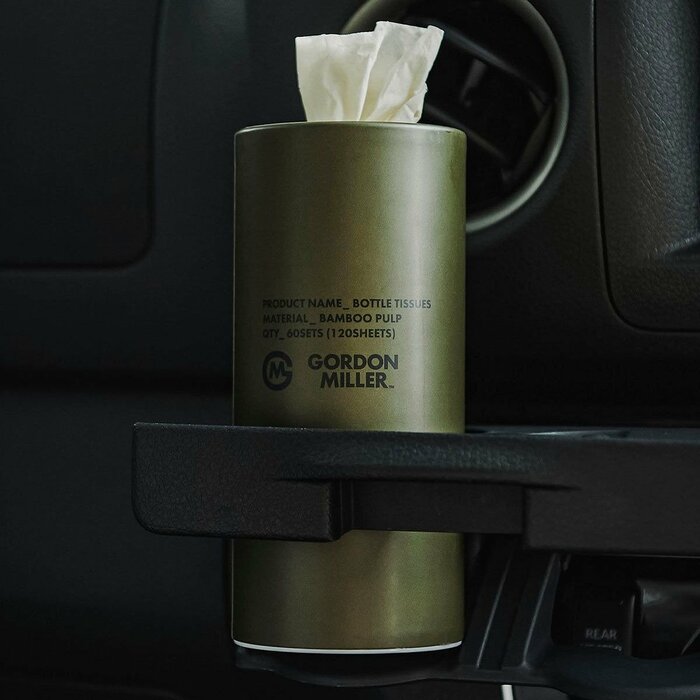 車のドリンクホルダーにすっぽりと収まるスリムなボトル形状