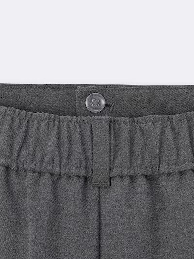 伸びがよい素材にウエスト後ろゴムを付けることで、快適な着用感に