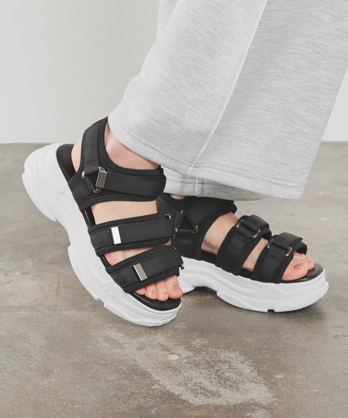 金具使い厚底サンダル