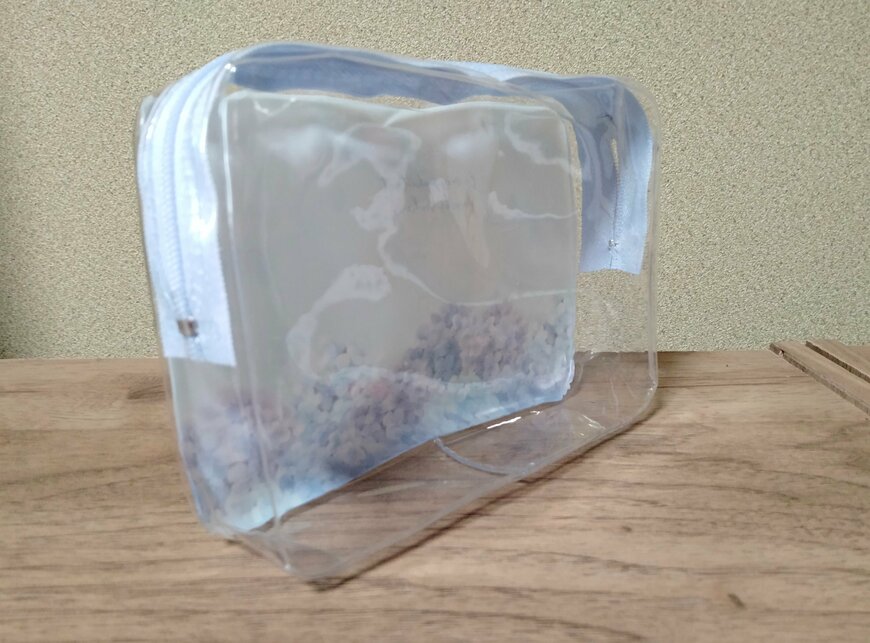 筆者撮影（キャンドゥ、クリアポーチ PVC あじさい柄）