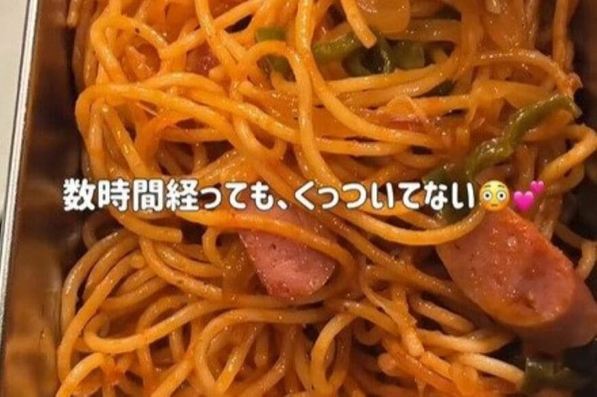 【今度やってみよ】同棲中の婚約者に作る「ナポリタン弁当」　目玉焼きの下に隠しおかず？「麺がくっつかない裏ワザ」も話題に…
