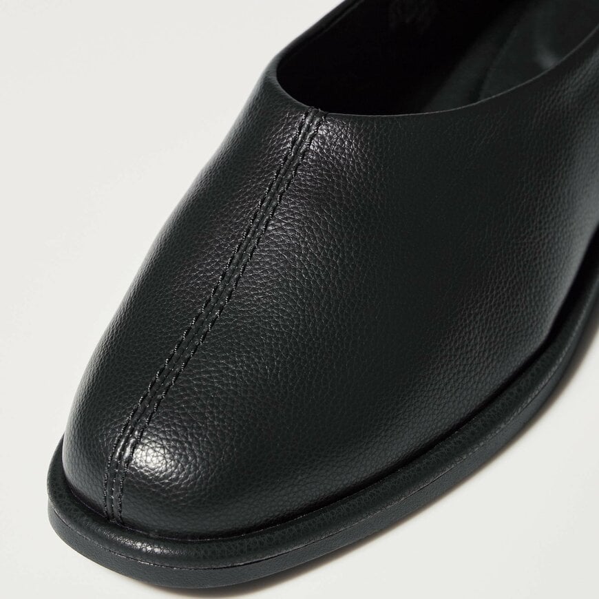 出所：ユニクロ公式　スクエアフラットシューズ