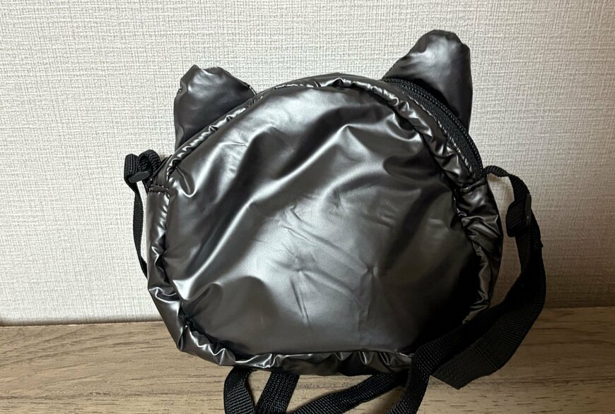 ダイソー、猫耳付窓開きショルダーバッグ（丸型）商品画像