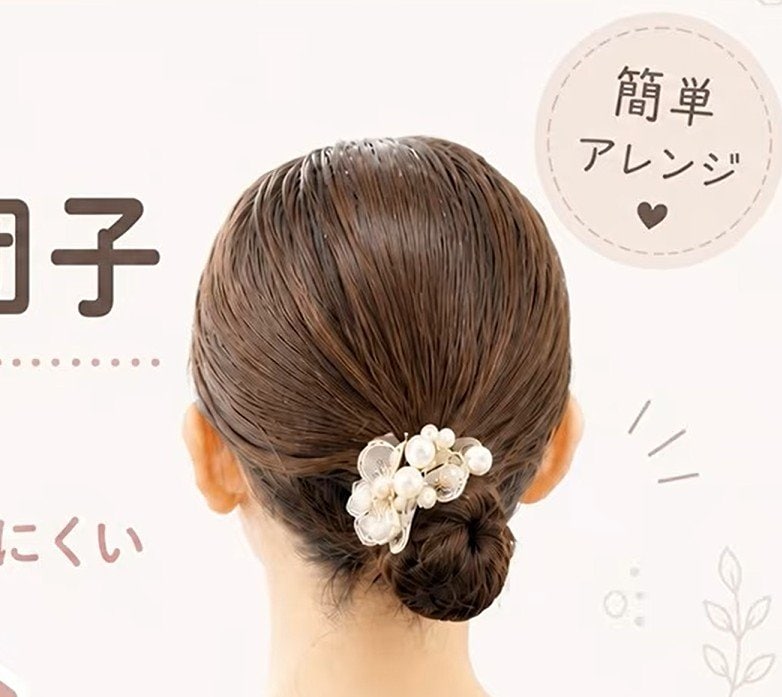 〈50代の上品見えヘア〉ゴム3本！ボブでもOKの「ミニお団子ヘアアレンジ」　大人世代のお呼ばれや結婚式参列にもおすすめの簡単まとめ髪