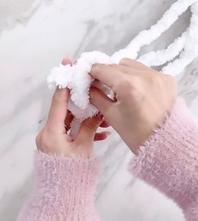 【100均DIY】ダイソーの商品で「かわいすぎるブランケット」を作る　「ふわふわジャイアントヤーン」を指編み作品に驚き