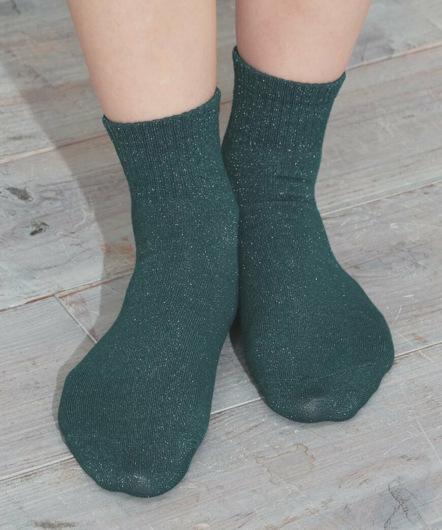 キラキラのラメ入りで足元を華やかにしてくれるショート丈のソックス
