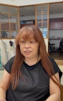 「もう、疲れた」と話していた長い髪の女性が、カットとカラーリングで前髪を整えた赤紫のボブにスタイルチェンジ