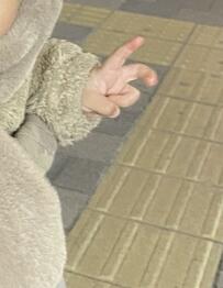 2歳児が人知れず成し遂げた「人生初ピース」！？　写真に残された、可愛い真似っこ姿に驚き