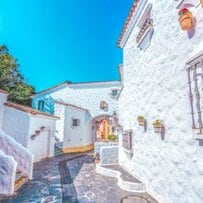 ここはヨーロッパ！？白い壁の建物に石畳みの小道 まるで海外のような美しい志摩地中海村の風景に「絵画みたい」とうっとり