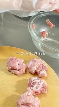 【冷凍副菜が大活躍】20分で完成した「豚こまボール弁当」が話題。ボリューミーで美味しそう！