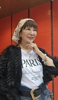 【69歳マダム】フリルジャケットが主役のコーデがかっこいい！ヴィンテージ感漂う着こなしに「デニム素敵」の声