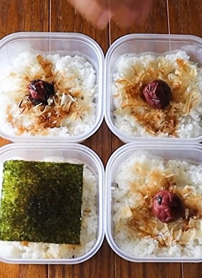 海苔の下におかかと梅干しを忍ばせます