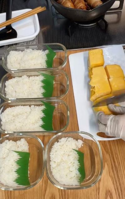 梅肉大葉豚巻きと焼き鮭弁当を作ります