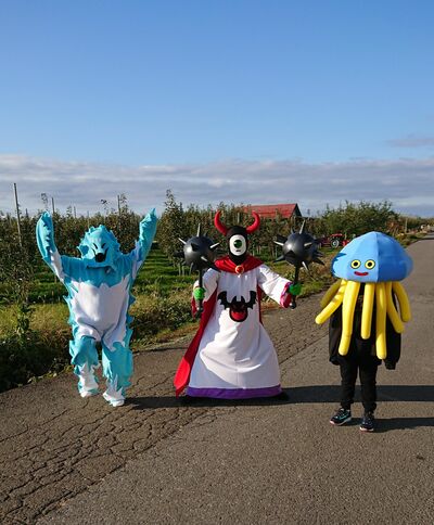 家族でコスプレを楽しむ様子