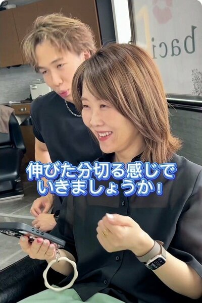 肩に届く長さの、毛先に動きのあるレイヤースタイル