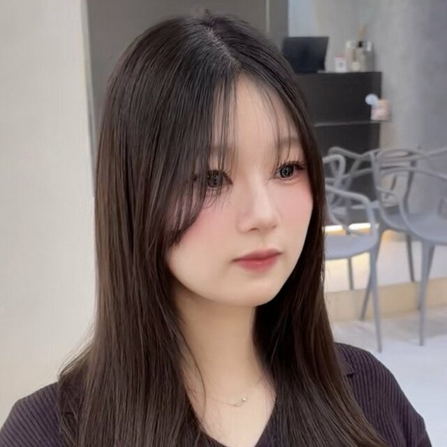 レイヤーを入れたい〈ストレートロング女性〉が…→ふんわり華やかな〈韓国風レイヤースタイル〉に印象チェンジ！