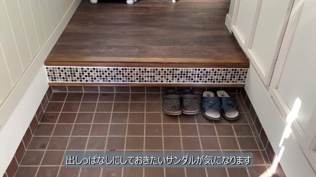 【玄関靴収納DIY】出しっぱなしのサンダルを「サッと隠せるミニベンチ棚」をDIY　さりげなさがたまらない…