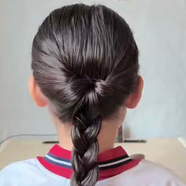 「たるみにくい三つ編みヘアアレンジ」ヘアゴム1本“3STEPで完成”のまとめ髪！くるりんぱの毛流れを生かして登園やお出かけも可愛い