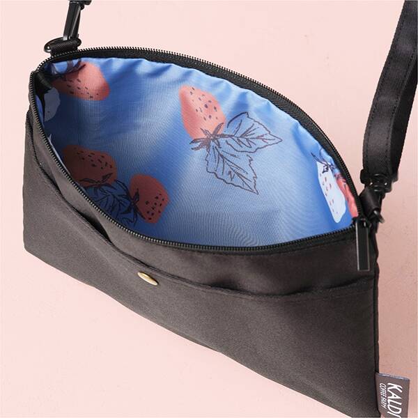 サコッシュは裏生地がバッグとおそろいのいちご柄