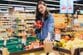 給付付き税額控除のつなぎで飲食料品の消費税は「1％」へ。2027年4月からの2年間、値札の総額表示に設けられる4つの特例期間とは