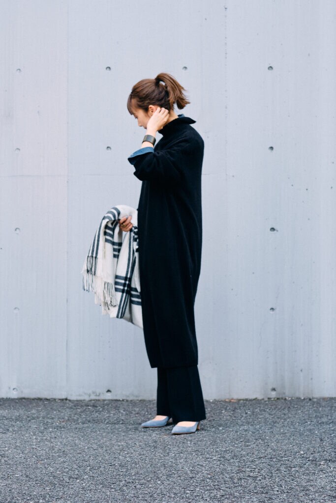 （ニットワンピース ¥23,100 / シャツ ¥23,100/ パンツ ¥20,900 すべてPlage / パンプス ¥48,400 NEBULONIE）