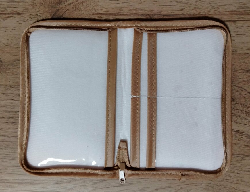 筆者撮影（セリア、通帳ケース/プー）