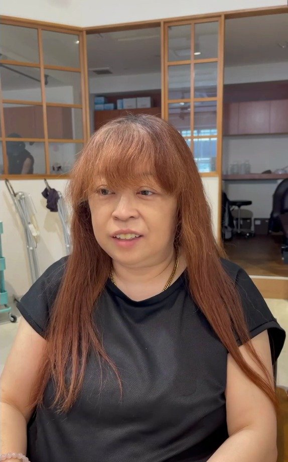 「もう、疲れた」と話していた長い髪の女性が、カットとカラーリングで前髪を整えた赤紫のボブにスタイルチェンジ