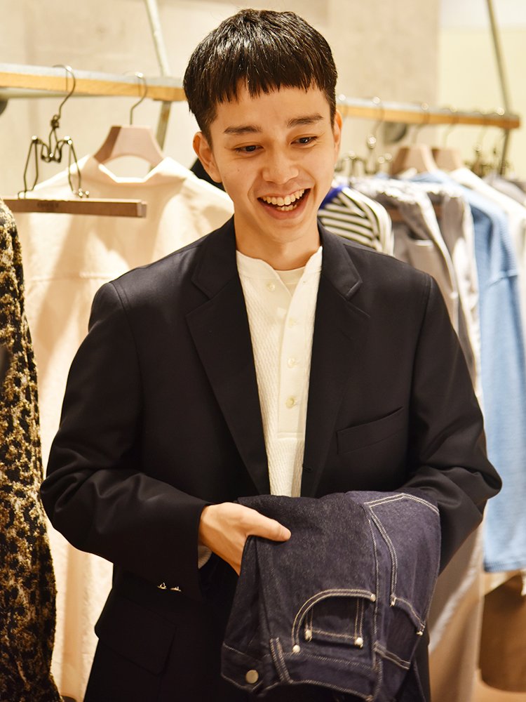 いつもEDIFICEらしいクリーンなスタイリングを披露してくれる松原さん。インドカレーが好き。新宿でおすすめのお店は「まさらダイニング」