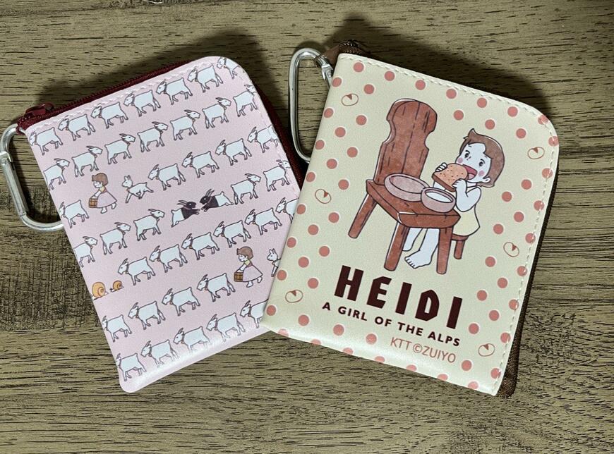 筆者撮影（キャンドゥ、【数量限定】アルプスの少女ハイジ　カラビナ付合皮ポーチ　ハイジとなかまたち・【数量限定】アルプスの少女ハイジ　カラビナ付合皮ポーチ　ハイジ）