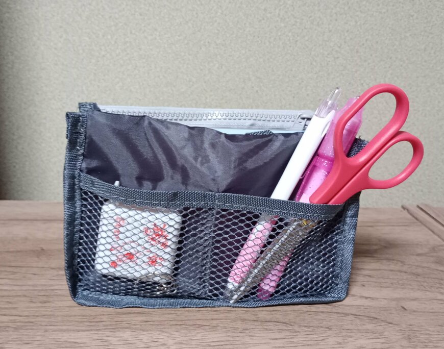 筆者撮影（ダイソー、マチが広がるバッグインバッグ（9ポケット、幅約18cm））