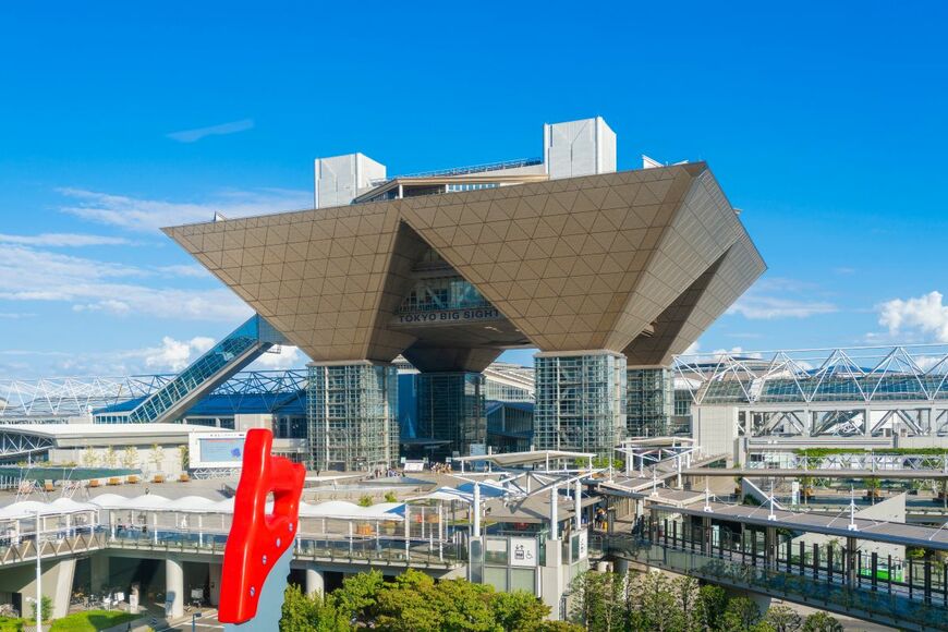 仕事帰りに「東京ビッグサイト」でふと上を見ると…　「内角の和が180°」を連想させる三角形の窓に反響