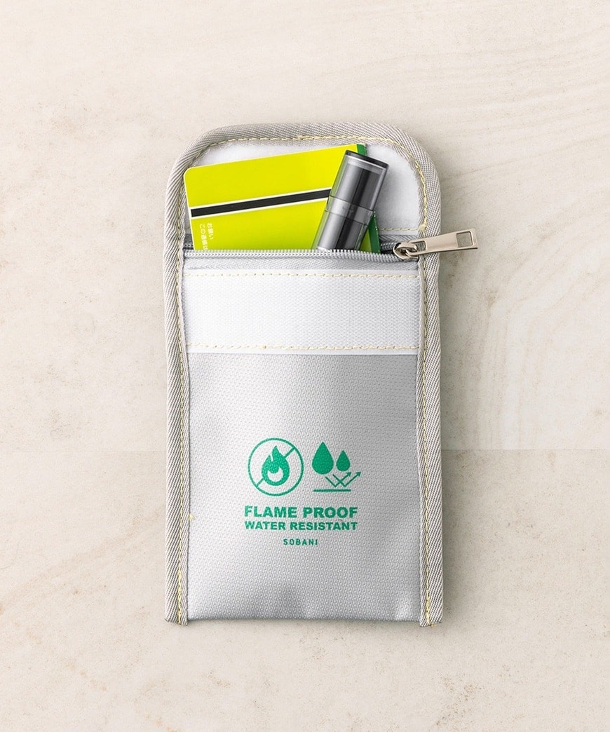 出所：3COINS公式　防火ポーチ／SOBANI