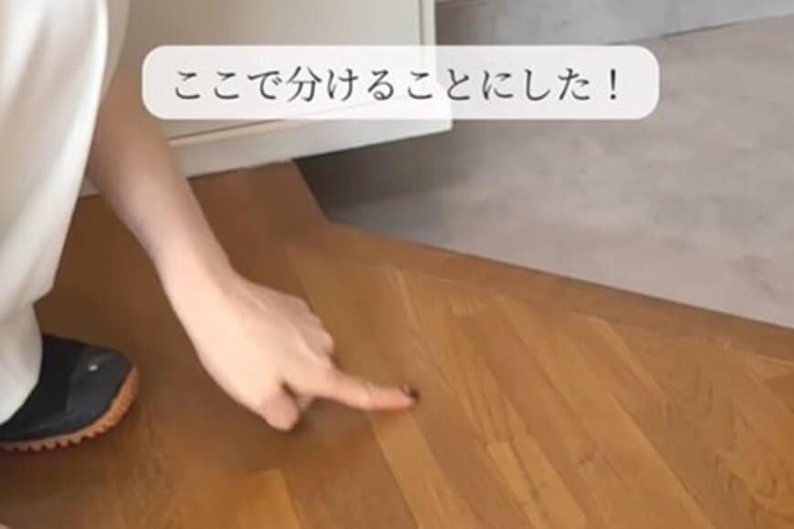 【築35年アパートをセルフリフォーム】玄関の印象ガラリ　敷くだけDIYで玄関フロアが大変身