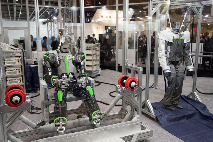 重量物も軽々持ち上げ、カワサキの作業着も似合う