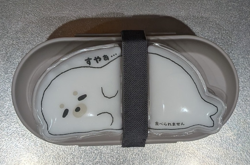 下のお弁当箱もセリアです