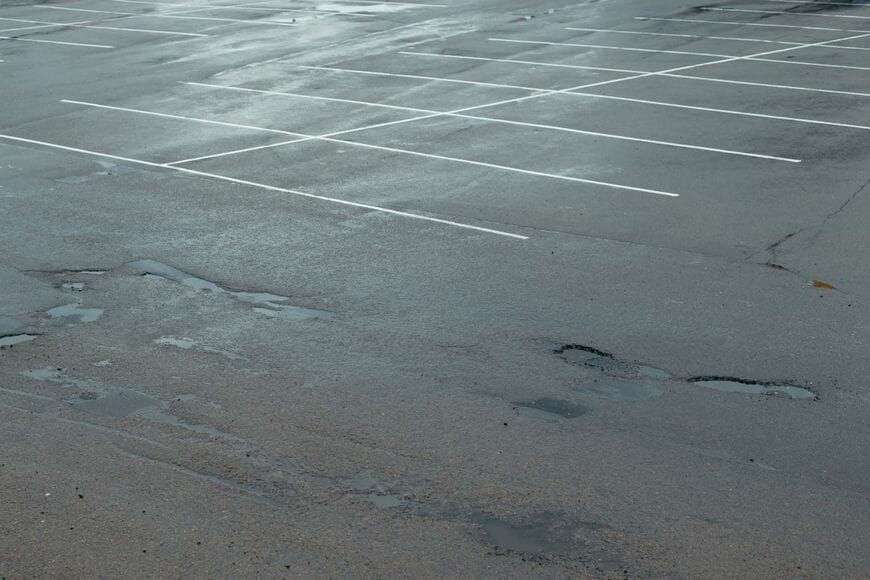 三重県で撮影された「プールのような駐車場」に二度見　豪雨の影響に「大丈夫なのかな」