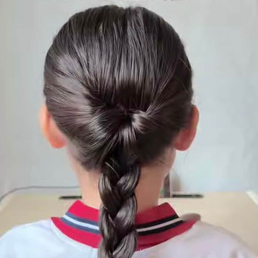 「たるみにくい三つ編みヘアアレンジ」ヘアゴム1本“3STEPで完成”のまとめ髪！くるりんぱの毛流れを生かして登園やお出かけも可愛い