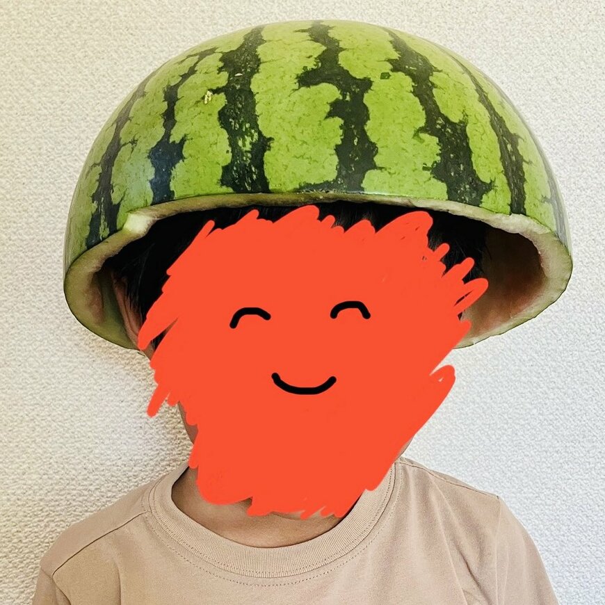 スイカをかぶった男の子